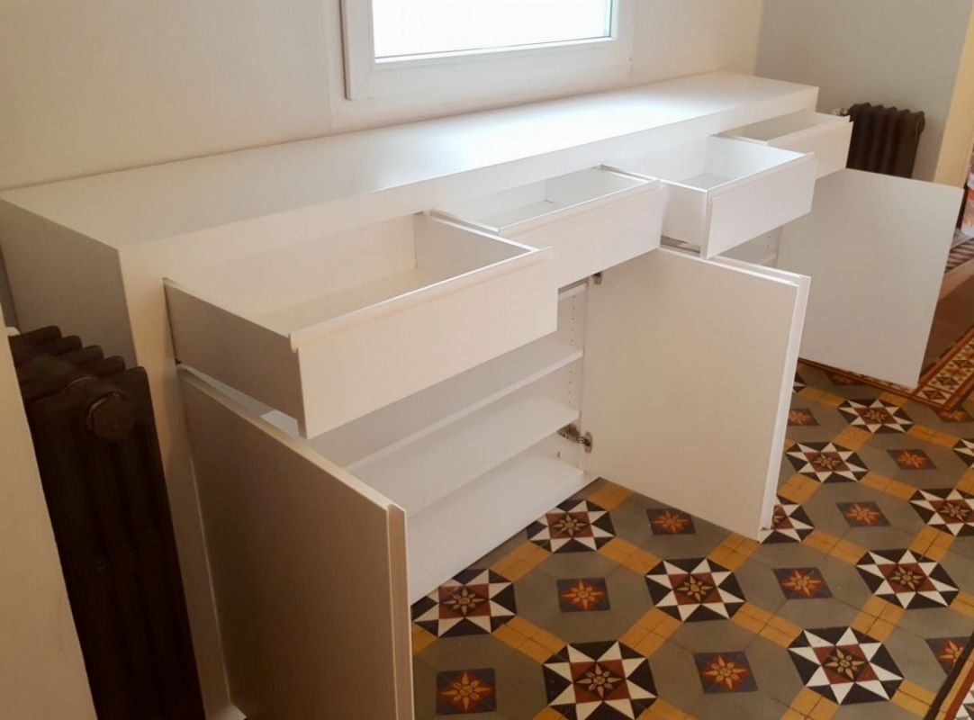 MU65 DETALLE DE MUEBLE ZAPATERO COMPUESTO POR CAJONES Y PUERTAS