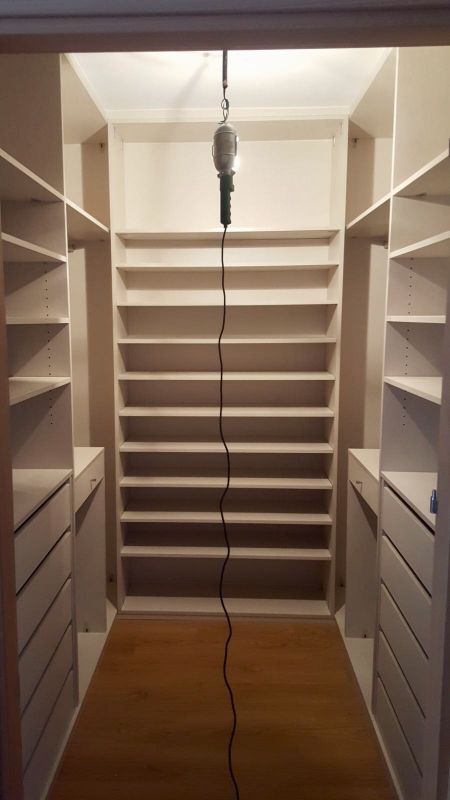 VE27 VESTIDOR EN L, BALDAS DE FONDO REDUCIDO EN EL FRENTE, BARRA CON CAJON VOLADO, AMPLIAS CAJONERAS CON BALDAS