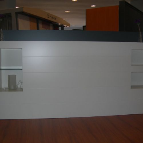 MU16 CABECERO LACADO BLANCO LINEAS CON MESILLAS INTEGRADAS