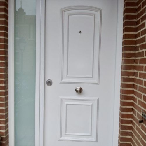 PA64 PUERTA ACORAZADA PVC LACADA CON FIJO LATERAL CON CRISTAL DE SEGURIDAD