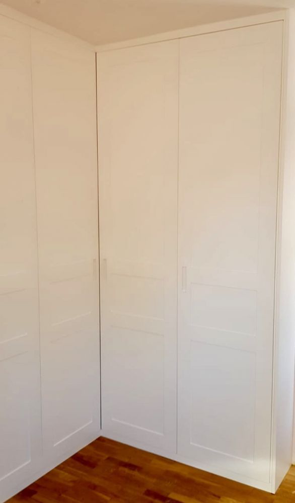 FA15 FRENTE ABATIBLE EN ESQUINA CUADROS DESIGUALES EN LACADO BLANCO CON UÑERO CORTO