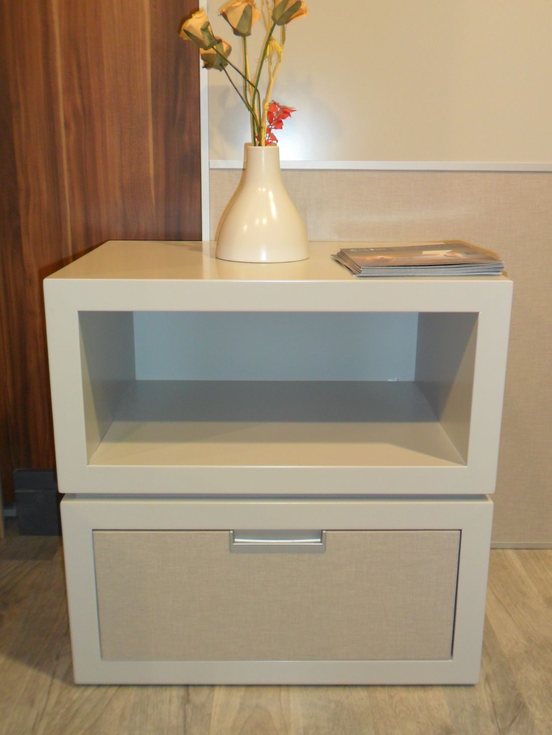 MU14 MESILLA LACADA BEIGE CON CAJON EN MELAMINA DISEÑO