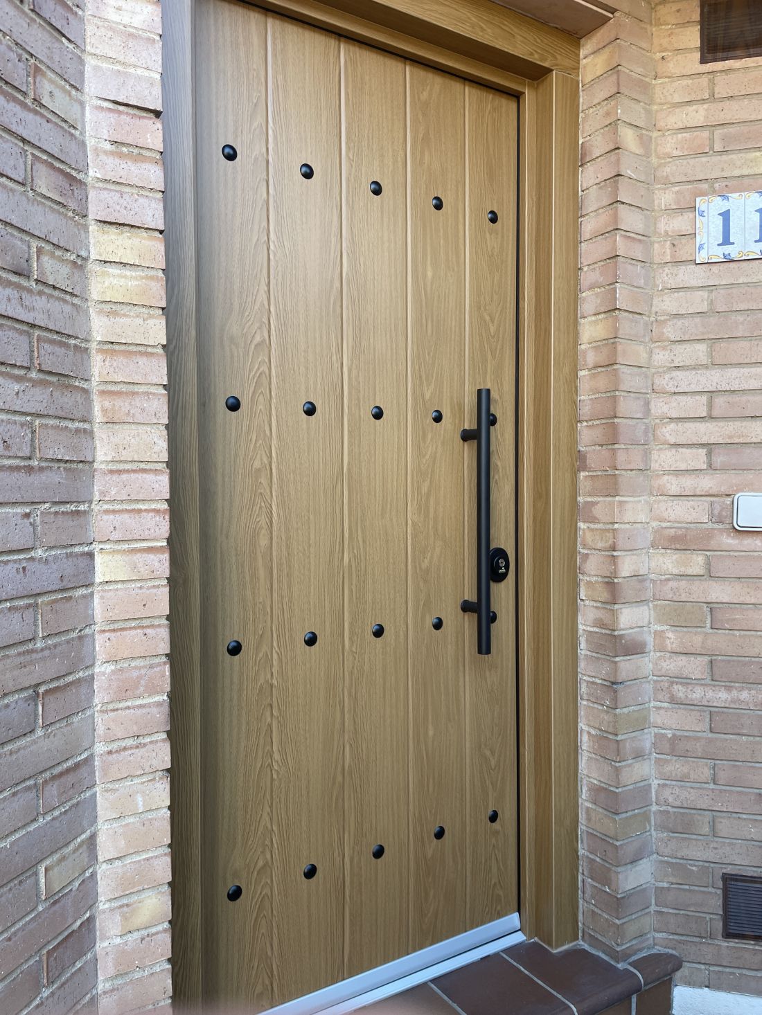 PA THOR 20 CON HERRAJES NEGROS Y PANEL ROBLE CON TACHUELAS