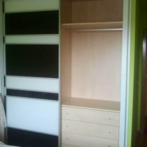 IA159 INTERIOR CON BARRA Y CAJONES CERRADOS CON TIRADOR