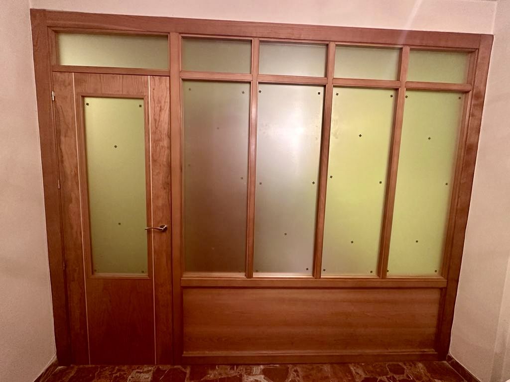 PI75 PUERTA H GRECA CLARA CON PANELES DIVISORES DE CRISTAL