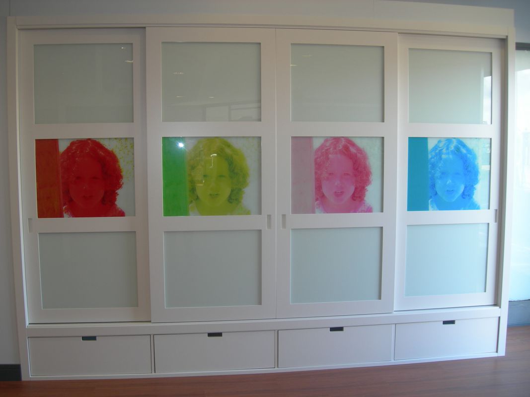 FC86 FRENTE CORREDERO CUADROS CON CRISTAL LACADO BLANCO Y FOTO OLIVIA. CAJONES VISTOS Y UÑERO