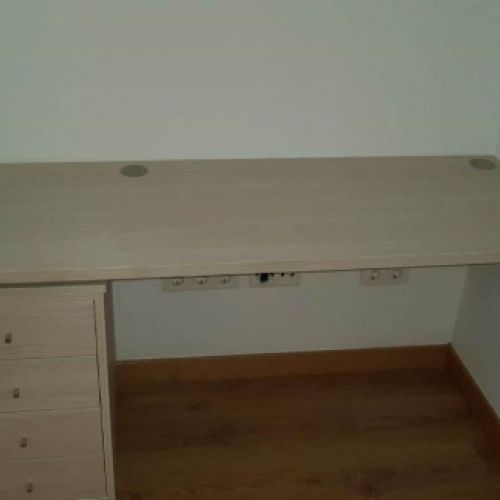 MU91 MESA ESCRITORIO MELAMINA CON CAJONERA Y PASACABLES