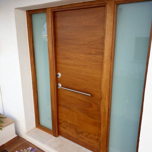 PA54 PUERTA ACORAZADA CEREZO ESTRIAS CON DOBLE FIJO LATERAL CON CRISTAL DE SEGURIDAD