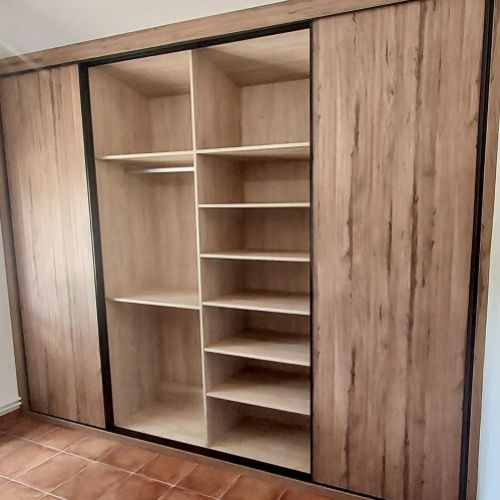 IA237 INTERIOR ROBLE HERCULES BALDAS Y DOBLE COLGADOR