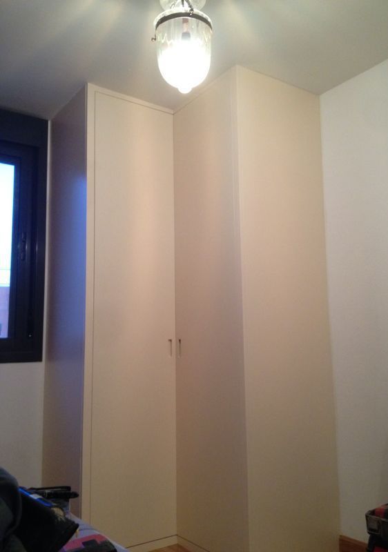 FA24 FRENTE EN ESQUINA PUERTAS LISAS LACADO GRIS CON UÑERO Y COSTADOS VISTOS LACADOS