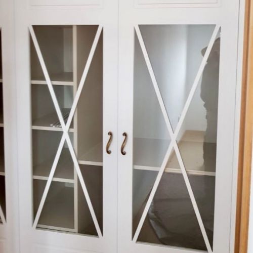 FA18 FRENTE ABATIBLE CUADROS FRESADOS CON ASPA Y CRISTAL TRANSPARENTE