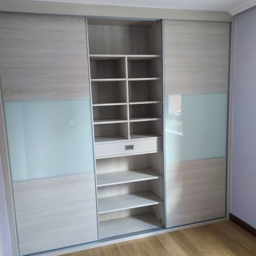 IA236 INTERIOR ARMARIO BALDAS DIVIDIDAS, CAJON VOLADO Y BALDAS