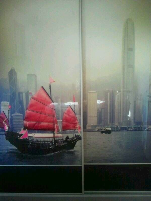 FC219 DETALLE DE FRENTE CORREDERO LACADO NEGRO Y FOTO SHANGAI. PERFILES ALUMINIO REMATES LACADO PLATA