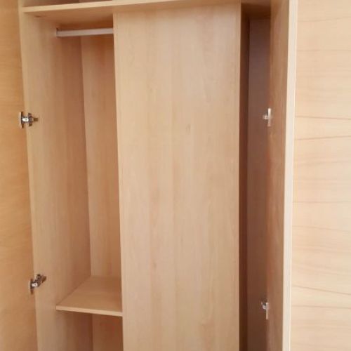 IA38 INTERIOR ARMARIO HAYA CON COLUMNA. HUECO PARA TABLA DE PLANCHA Y ROPA LARGA CON BALDA