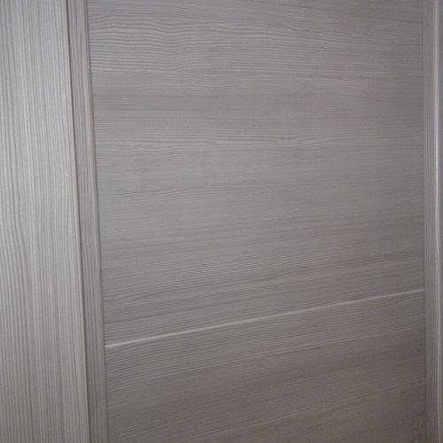PI18 PUERTA VINILO MODELO 2002 ARGENTO