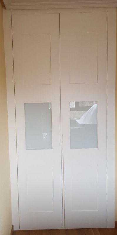 FA17 FRENTE ABATIBLE CUADROS EN LACADO BLANCO Y CRISTAL BLANCO CON UÑERO LARGO