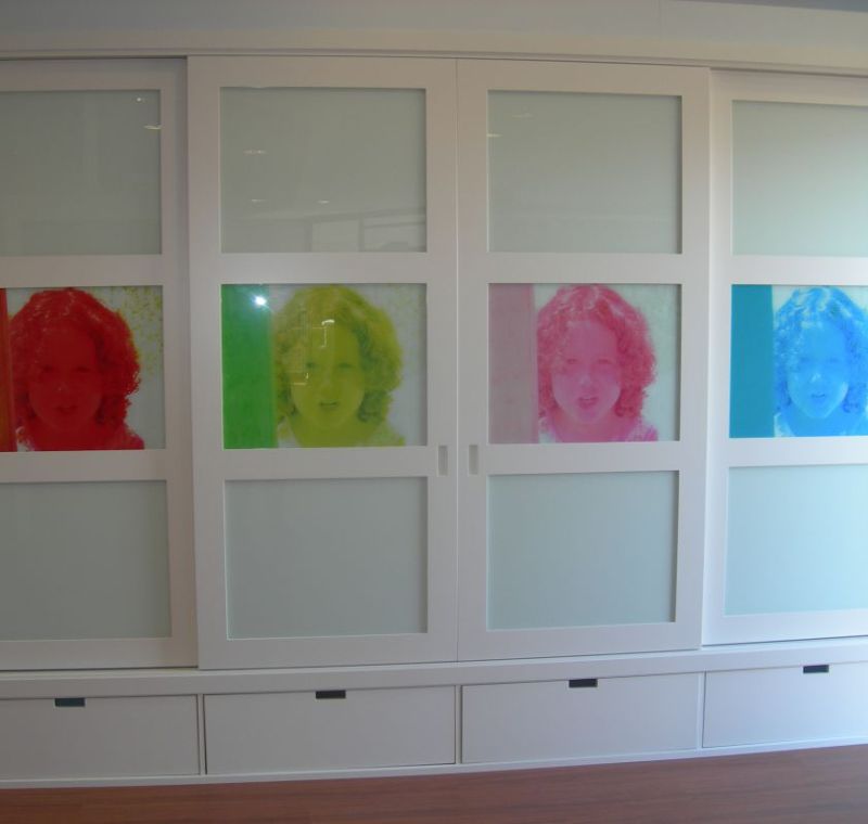 Armario blanco con cuatro puertas y vinilos decorativos