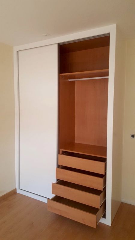 IA84 INTERIOR ARMARIO EN CEREZO DETALLE DE CAJONERA