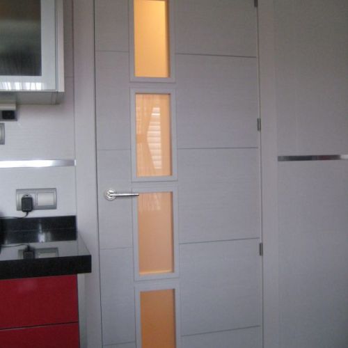 PI20 PUERTA VINILO 4 VIDRIOS LATERALES MODELO 2003 BLANCO SAVIA