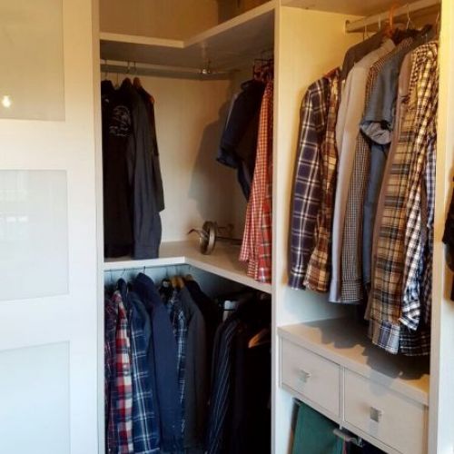 VE34 ESQUINA CON DOBLE BARRA, MODULO CON PANTALONEROS CAJONES Y ROPA CORTA