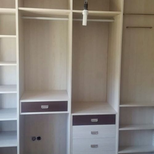 IA41 INTERIOR ARMARIO FRESNO TAIGA Y WENGUE COMBINADO. COLUMNA APROVECHADA CON POCO FONDO