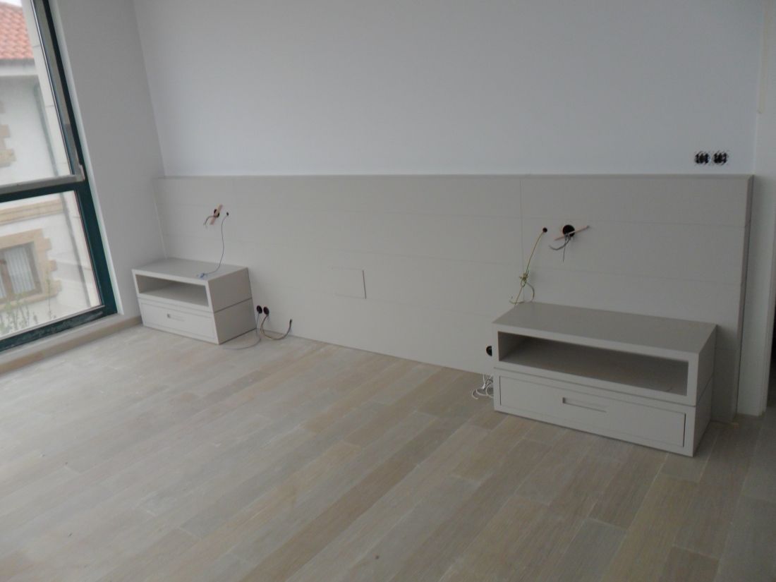 MU32 CABECERO LACADO CON MESILLAS (HUECO Y CAJON)