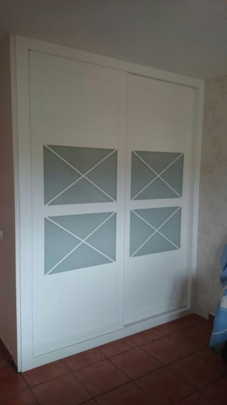 FC81 FRENTE CORREDERO CUADROS LACADO BLANCO Y CRISTAL LACADO BLANCO CON ASPAS. PERFILES LACADO BLANCO