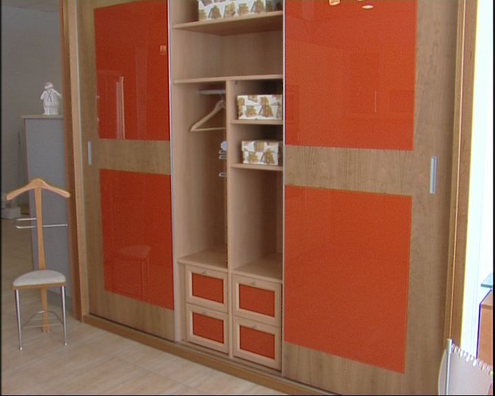 IA168 INTERIOR CON CAJONES CERRADOS. EN EL FRENTE DE LOS CAJONES CRISTAL NARANJA