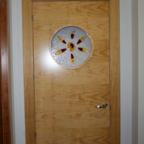 PI30 PUERTA PINO MODELO LISO VETA HORIZONTAL OJO DE BUEY CRISTAL FUSING