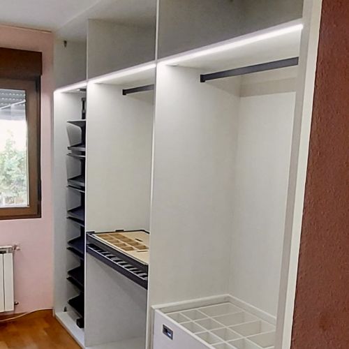 VE80 VESTIDOR TEXTIL CON ZAPATERO MOKA EXTRAIBLE, CAJON JOYERO Y CAJONERA CON UÑEROS EMBUTIDOS 1 CAJON DIVIDIDO