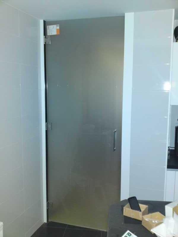 PC21 PUERTA ABATIBLE CRISTAL ACIDO DE SUELO A TECHO