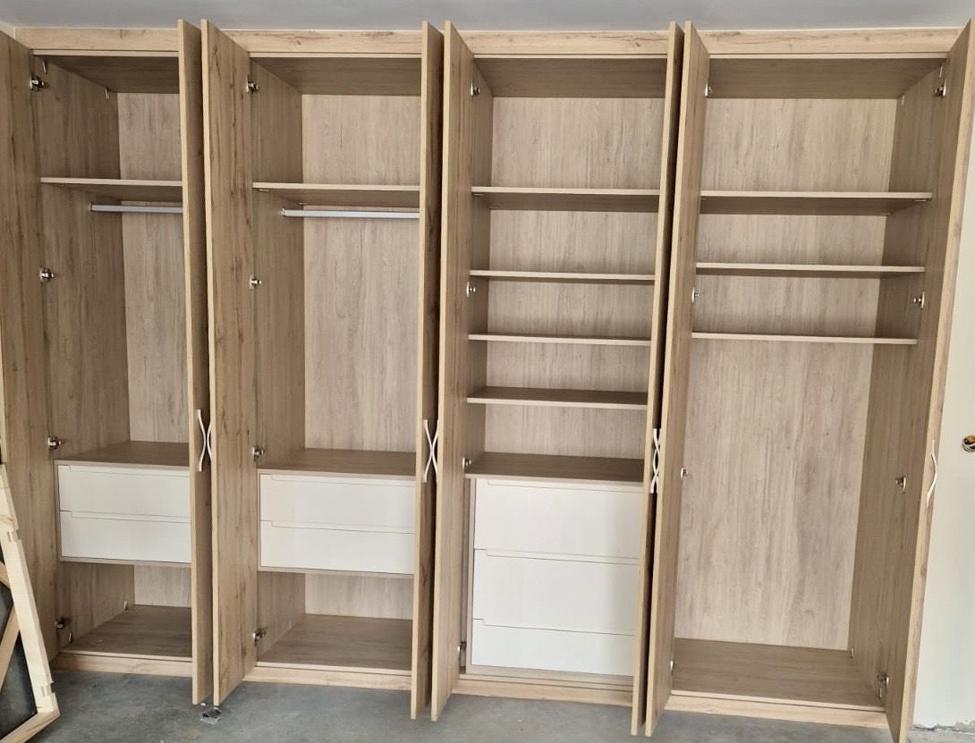 IA275 INTERIOR MELAMINADO COMBINADO CON CAJONES Y ZAPATEROS CON FRENTES LACADOS CON UÑERO