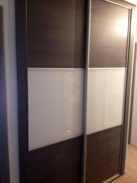 FC169 FRENTE CORREDERO ECO WENGE Y CRISTAL LACADO BLANCO. PERFILES ALUMINIO Y REMATES WENGE