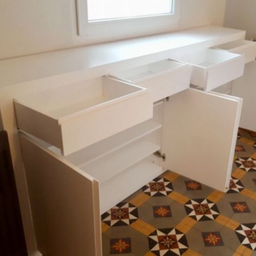 MU65 DETALLE DE MUEBLE ZAPATERO COMPUESTO POR CAJONES Y PUERTAS. LACADO BLANCO