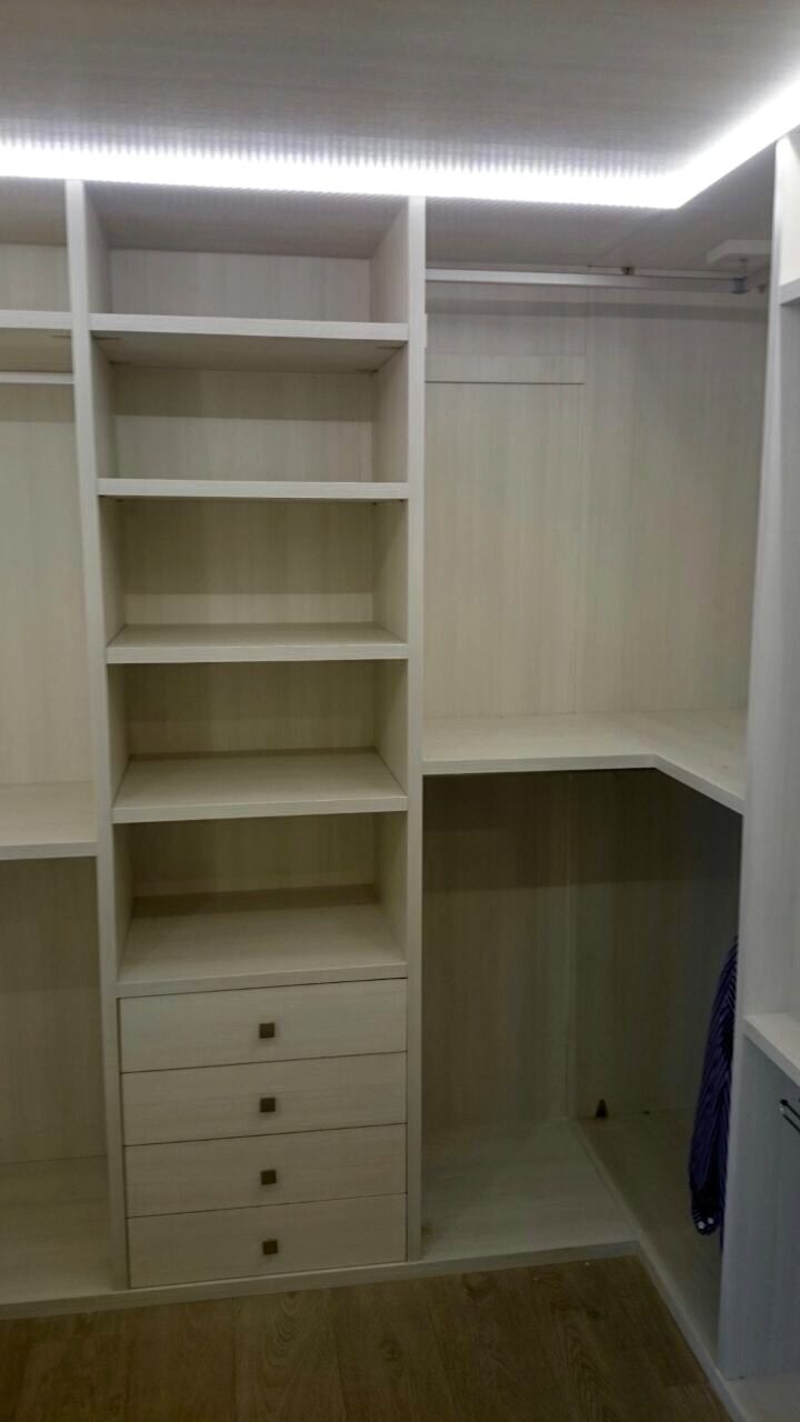 VE8 CAJONERA CERRADA Y BALDAS. DETALLE DE LUZ EN EL TECHO