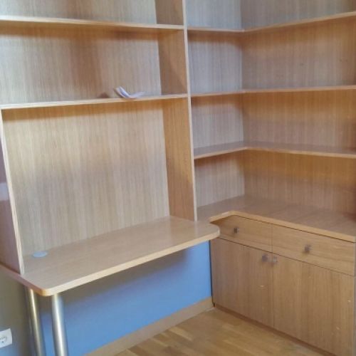 MU51 MUEBLE ESCRITORIO CON MESA, CAJONES Y BALDAS EN ROBLE 3 CMS
