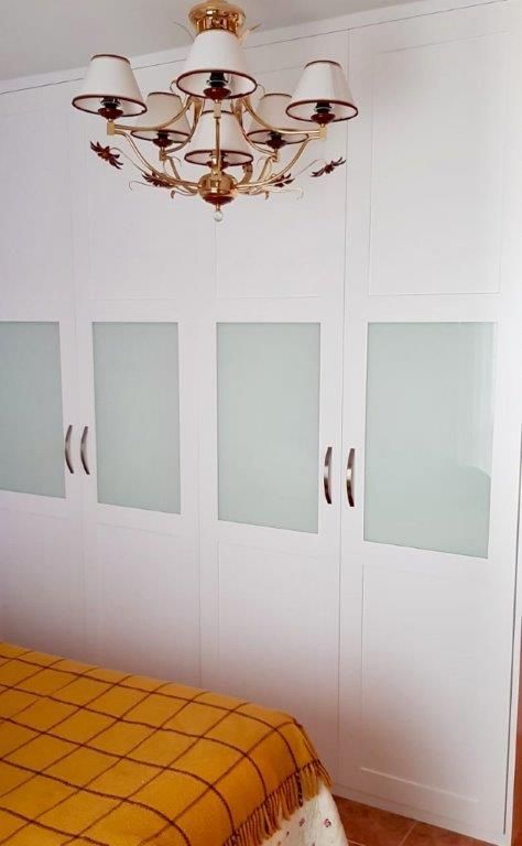 FA98 FRENTE PLEGADO CORREDERO LACADO CUADROS CON CRISTAL LACADO BLANCO