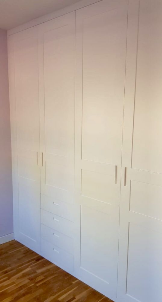 FA71 FRENTE ABATIBLE CUADROS EN LACADO BLANCO CON CAJONES VISTOS, UÑERO CORTO