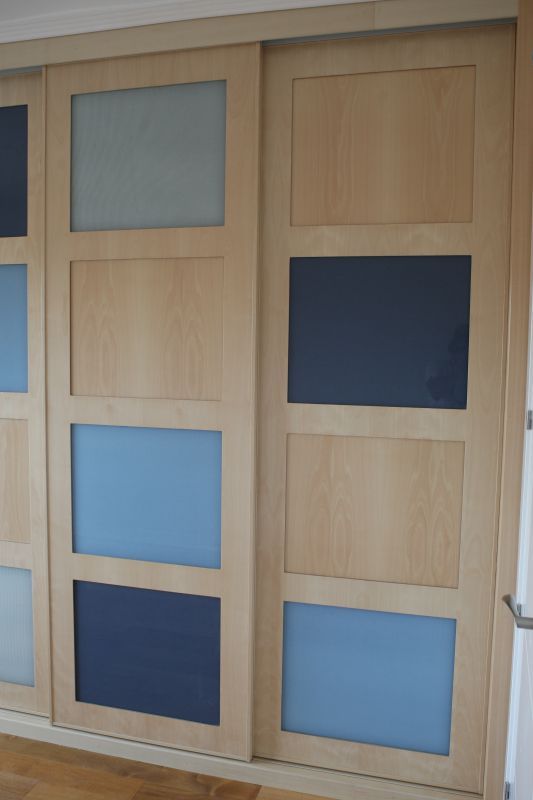 FC227 FRENTE CORREDERO CUADROS HAYA BLANCA   CRISTAL LACADO AZUL   TELA ENTRE CRISTALES. PERFILES HAYA BLANCA