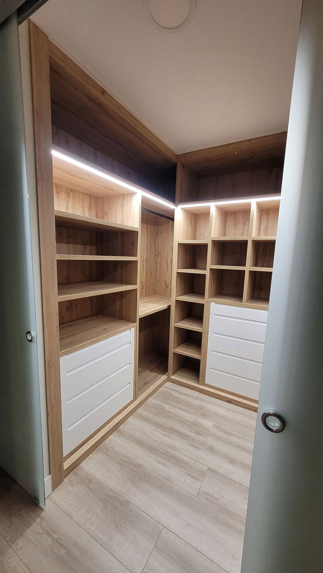 VE106 VESTIDOR EN U ROBLE HERCULES DE 30MM CON FRENTE LACADOS Y LUCES LED INTEGRADAS. PUERTAS CORREDERAS DE CRISTAL