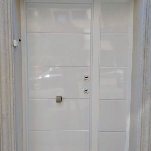 PA56 PUERTA ACORAZADA ALUMINIO ESTRIAS CON FIJO LATERAL CIEGO