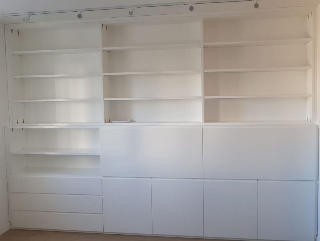MU93 COMPOSICION LACADA BLANCO COMPUESTA POR CAJONES, PUERTAS, ABATIBLES Y BALDAS REGULABLES