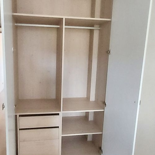 IA247 INTERIOR CON COLUMNA CAJEADA, ZAPATERO CON 2 CAJONES Y BARRAS