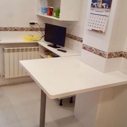 MU63 MESA DE COCINA EN LACADO BLANCO Y PARA METALICA. CAJEADA A MEDIDA LA COLUMNA