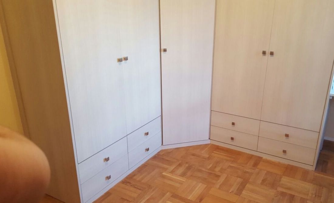 FA149 DETALLE DE CAJONES VISTOS EN FRENTE EN ESQUINA CON CHAFLAN MELAMINA OREGON SIENA