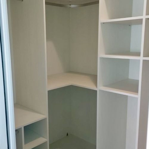 IA263 INTERIOR EN ESQUINA CON DOBLE BARRA, BALDAS Y ROPA CORTA