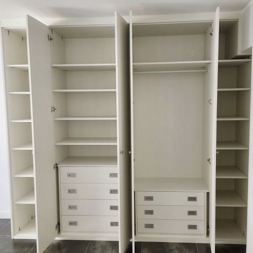 IA244 INTERIOR BLANCO CON CAJONES CON TIRADORES EMBUTIDOS, BALDAS Y BARRA