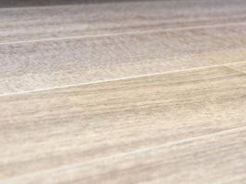 Suelo sintético de color gris claro