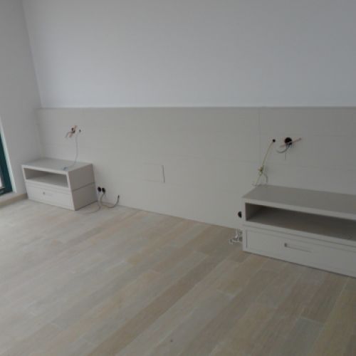 MU32 CABECERO LACADO CON MESILLAS (HUECO Y CAJON)