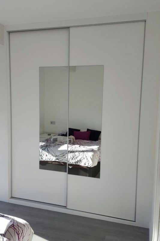 FC30 FRENTE CORREDERO LACADO BLANCO CON ESPEJO. TIRADORES ALUMINIO REMATES LACADO BLANCO